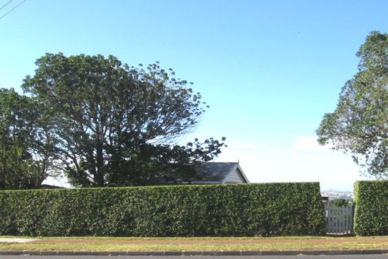 Photo of property in 109 Pupuke Road, Northcote, Auckland, 0627