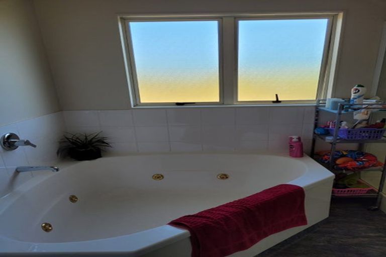 Photo of property in 13 Swanson Oaks, Swanson, Auckland, 0612