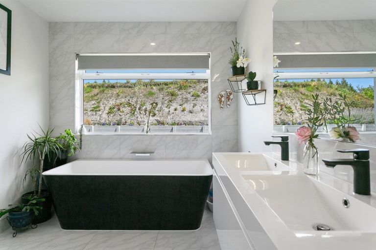 Photo of property in 97 Loch Views Road, Acacia Bay, Taupo, 3385