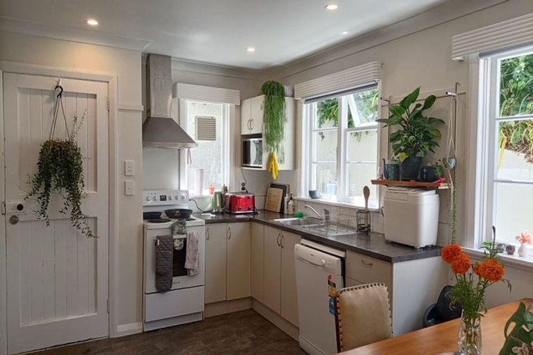 Photo of property in 9 Upper Lewisville Terrace, Thorndon, Wellington, 6011