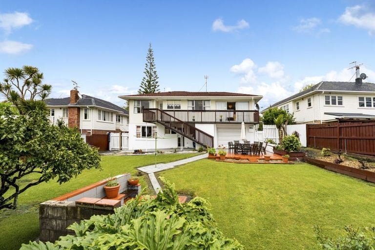 Photo of property in 8 Fowey Avenue, Te Atatu South, Auckland, 0610