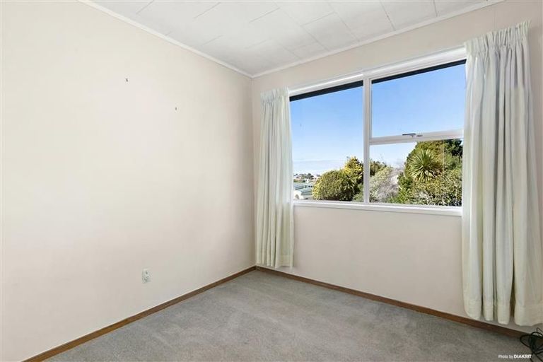 Photo of property in 5 Temuri Place, Glendene, Auckland, 0602