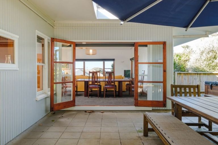 Photo of property in 43 Moana Road, Okitu, Gisborne, 4010