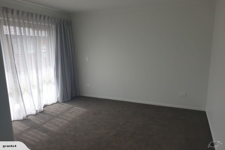 Photo of property in 30 Kaurinui Crescent, One Tree Point, 0118