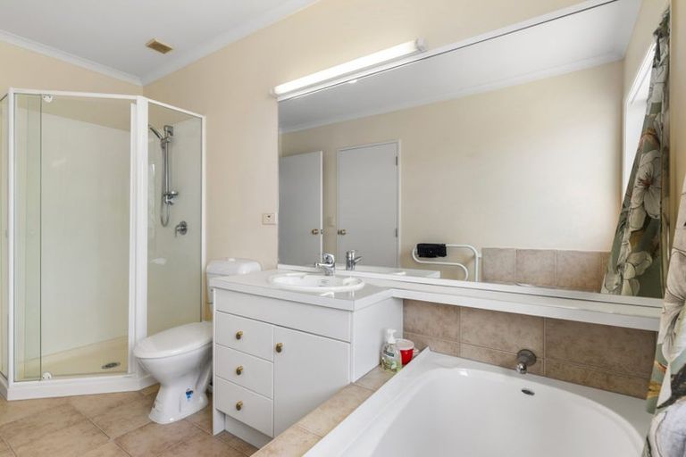 Photo of property in 2 Erne Crescent, East Tamaki, Auckland, 2016