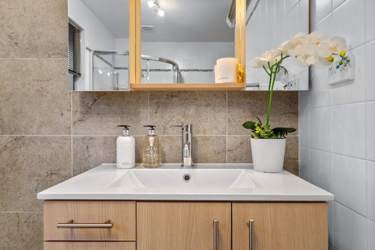 Photo of property in 15 Tableau Place, Totara Vale, Auckland, 0629