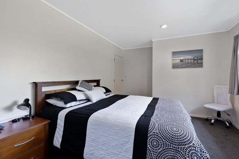 Photo of property in 2/8 Bronzewing Terrace, Unsworth Heights, Auckland, 0632