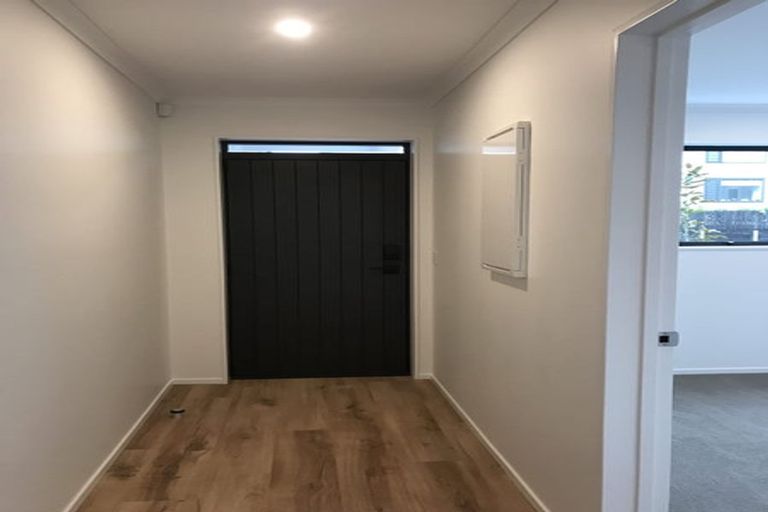 Photo of property in 10/71 Hobsonville Road, Hobsonville, Auckland, 0616