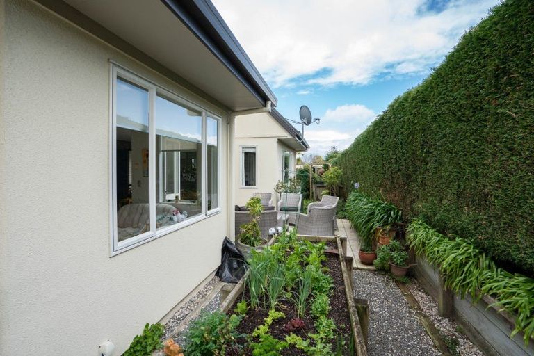 Photo of property in 2/12 Gradwell Place, Two Mile Bay, Taupo, 3330