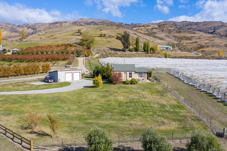 Photo of property in 180 Hall Road, Bannockburn, Cromwell, 9384