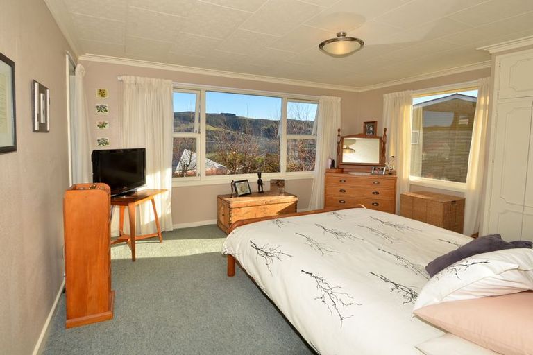 Photo of property in 29 Bayne Terrace, Macandrew Bay, Dunedin, 9014