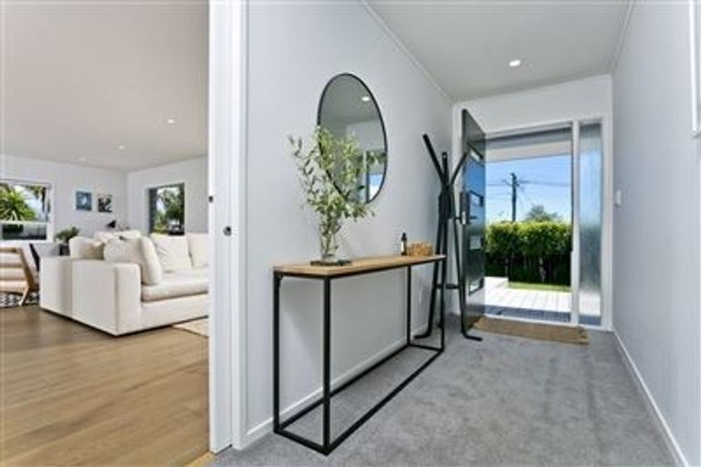 Photo of property in 1/2 Spencer Terrace, Hauraki, Auckland, 0622