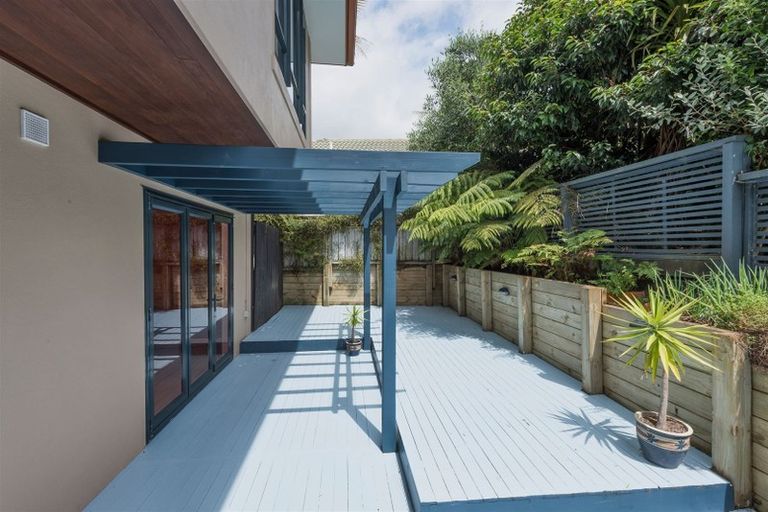 Photo of property in 25 Hogarth Rise, West Harbour, Auckland, 0618