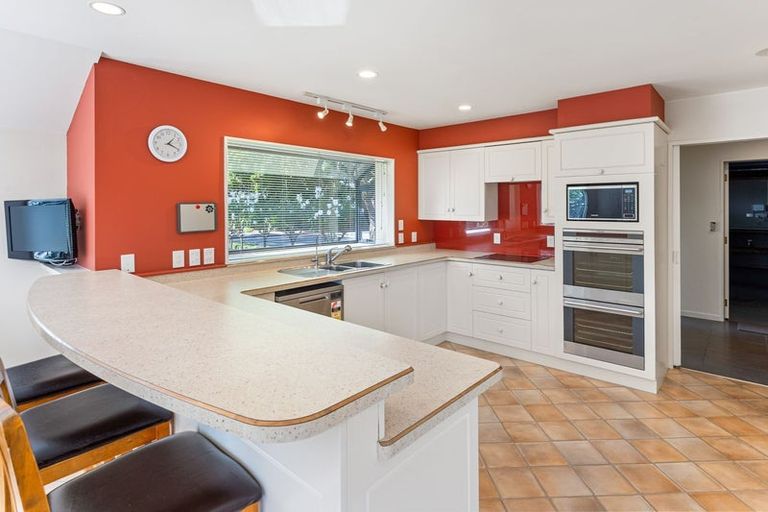 Photo of property in 2 Rosebank Grove, Waikanae, 5036