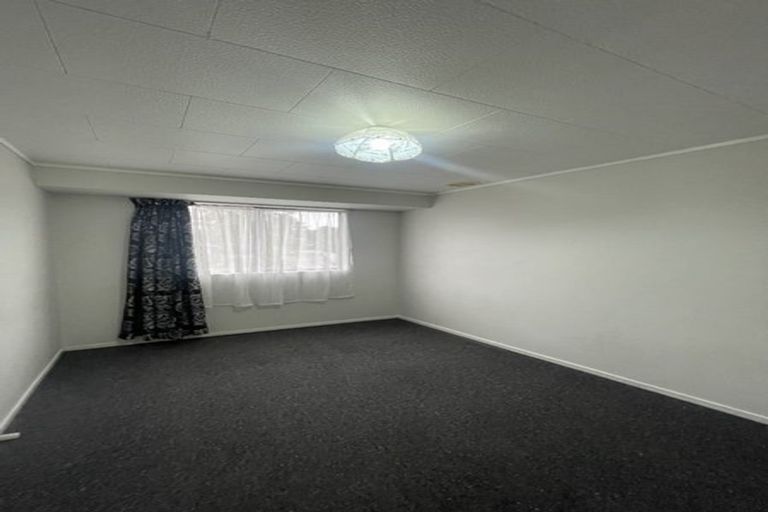 Photo of property in 17 Glen Close, Glen Eden, Auckland, 0602