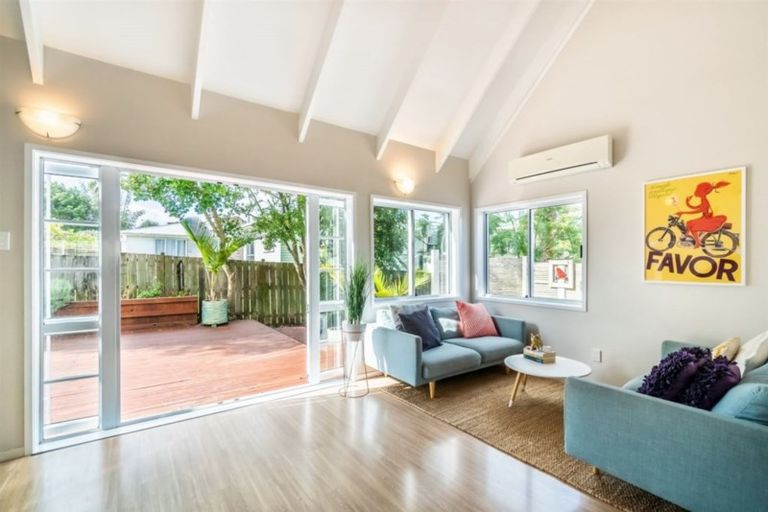 Photo of property in 2/210 Sunnynook Road, Totara Vale, Auckland, 0627