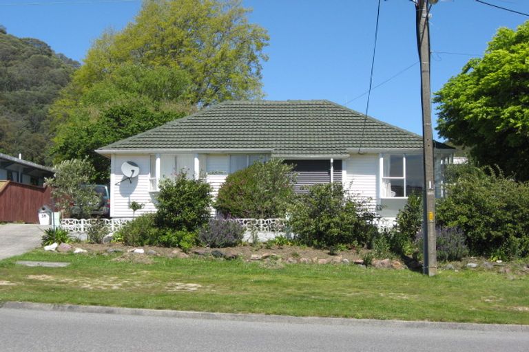 Photo of property in 38 Broadway, Picton, 7220