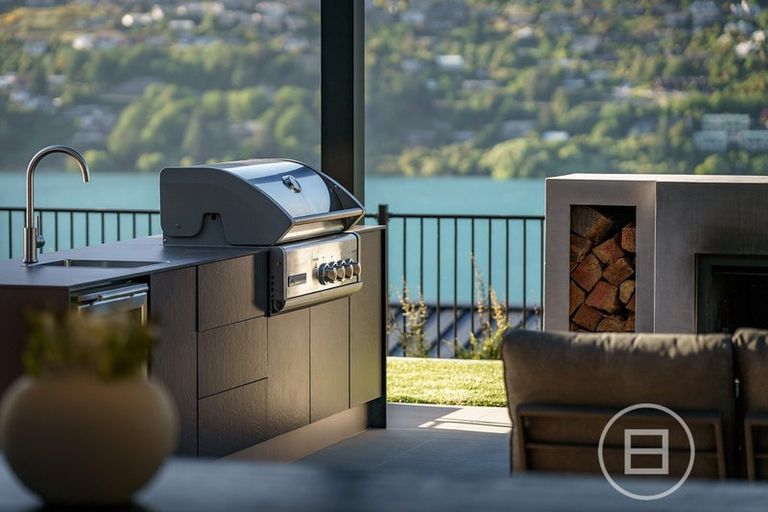 Photo of property in 5 Red Deer Rise, Kelvin Heights, Queenstown, 9300