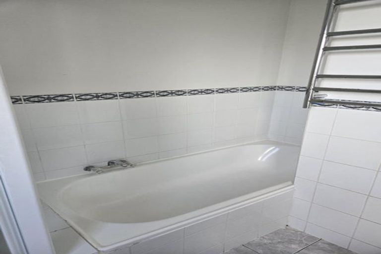 Photo of property in 1/95 Bond Crescent, Forrest Hill, Auckland, 0620