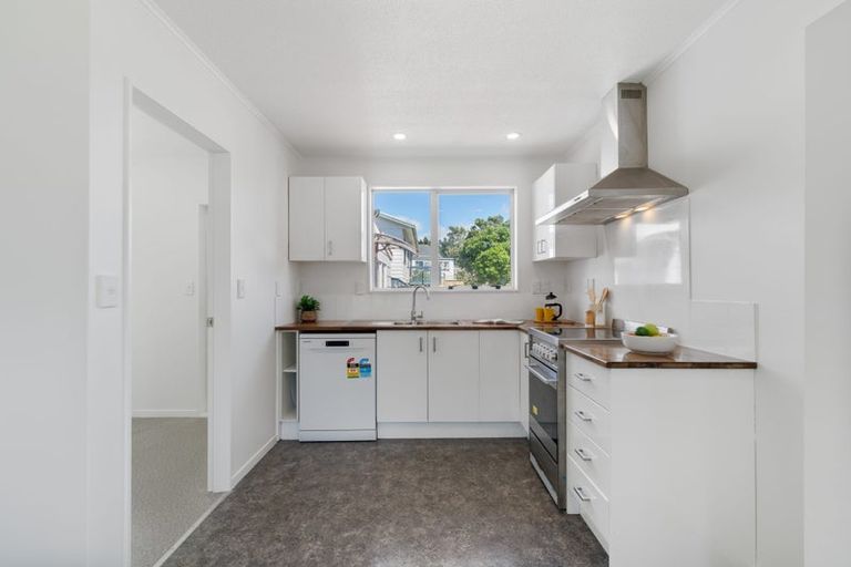 Photo of property in 4 Maraval Crescent, Grenada Village, Wellington, 6037