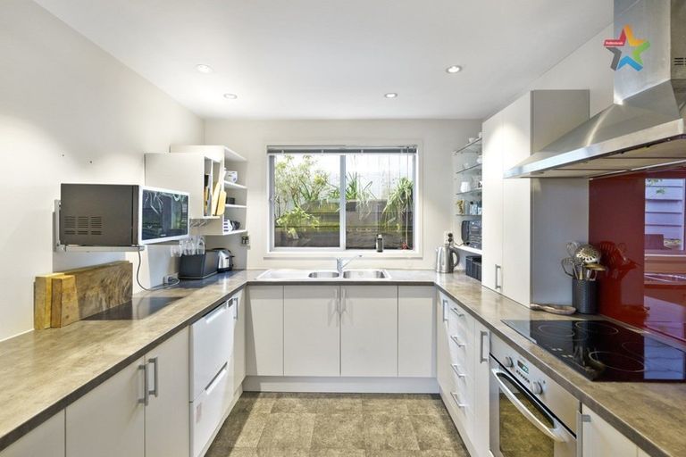 Photo of property in 10a Chapman Street, Newlands, Wellington, 6037