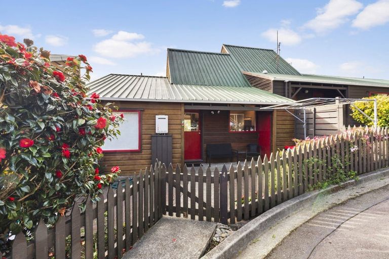 Photo of property in The Triangle, 4/33 Halswater Drive, Churton Park, Wellington, 6037