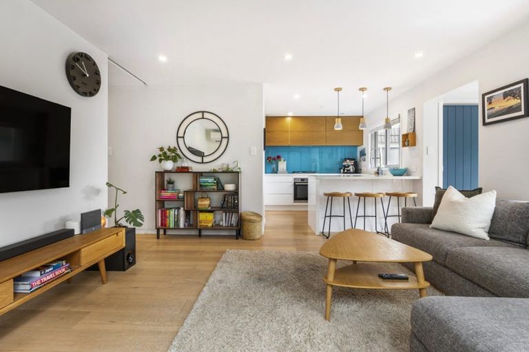 Photo of property in 4/22 North Avenue, Narrow Neck, Auckland, 0624