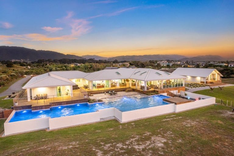 Photo of property in 87 Rutherford Drive, Waikanae Beach, Waikanae, 5036