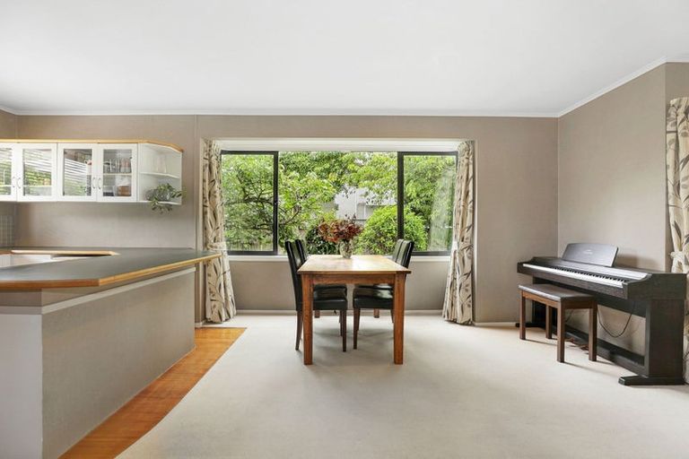 Photo of property in 2 Gradwell Place, Two Mile Bay, Taupo, 3330