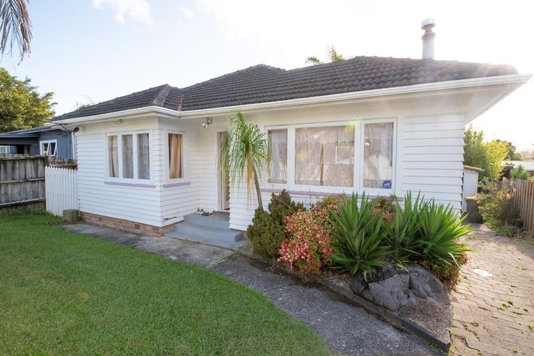 Photo of property in 9 Bishop Street, Green Bay, Auckland, 0604