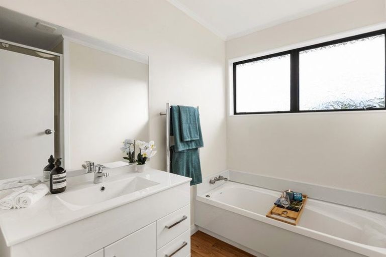 Photo of property in 19 Paddington Grove, Karori, Wellington, 6012