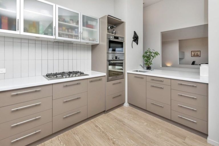 Photo of property in 15 Miami Place, One Tree Point, 0118