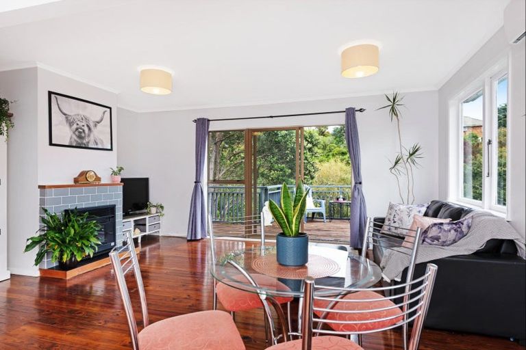 Photo of property in 10 Kereru Bend, Tawa, Wellington, 5028