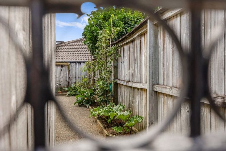 Photo of property in 25 Suncrest Drive, West Harbour, Auckland, 0618