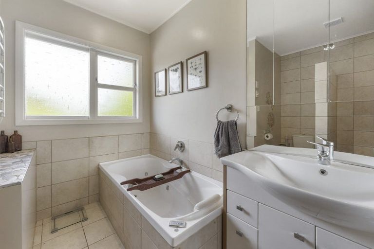 Photo of property in 99 Lake Crescent, Hamilton Lake, Hamilton, 3204