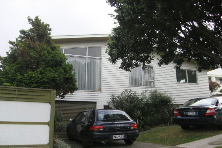 Photo of property in 25 Akaroa Drive, Maupuia, Wellington, 6022