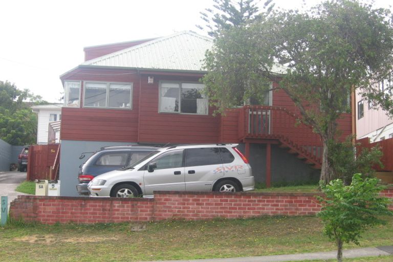 Photo of property in 1/5 Peach Road, Glenfield, Auckland, 0629