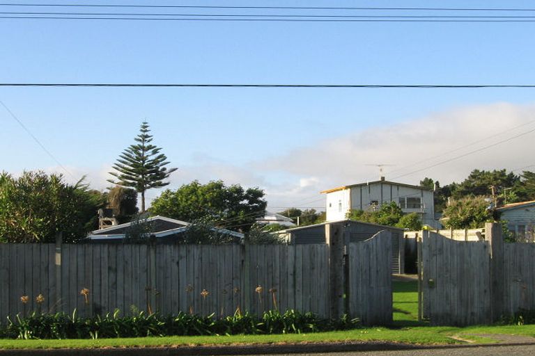 Photo of property in 33 Rauparaha Street, Waikanae Beach, Waikanae, 5036
