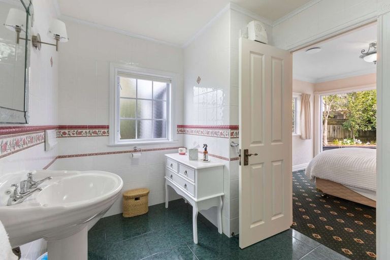 Photo of property in 424 Mangorei Road, Highlands Park, New Plymouth, 4312