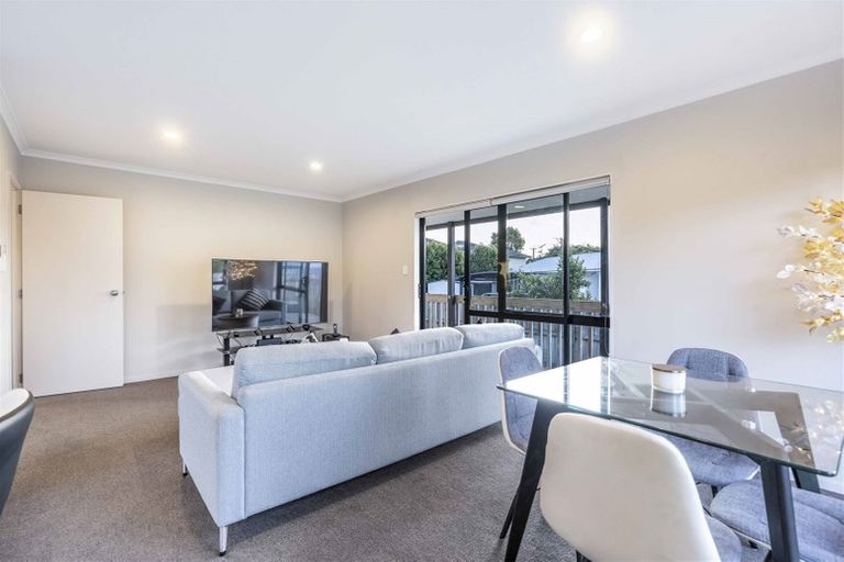Photo of property in 25a Dawnhaven Drive, Te Atatu Peninsula, Auckland, 0610