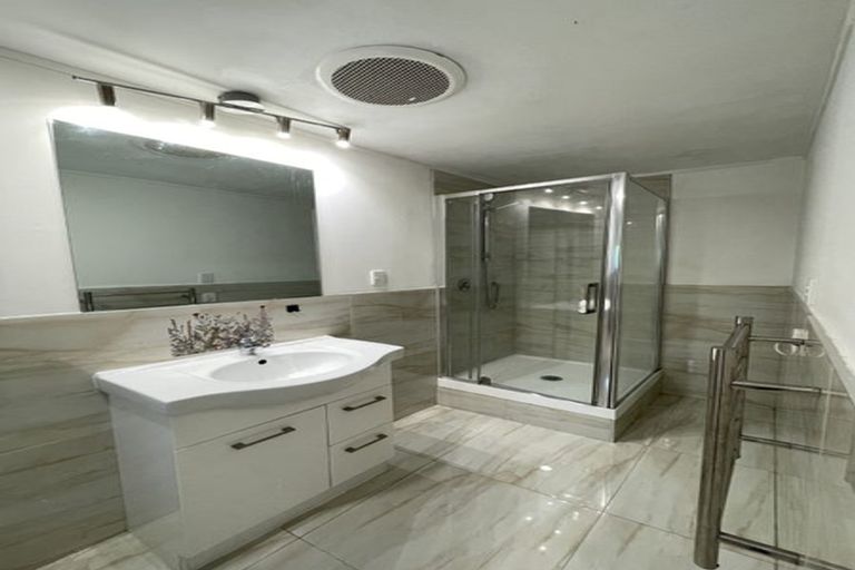 Photo of property in 11 Walnut Lane, Browns Bay, Auckland, 0630