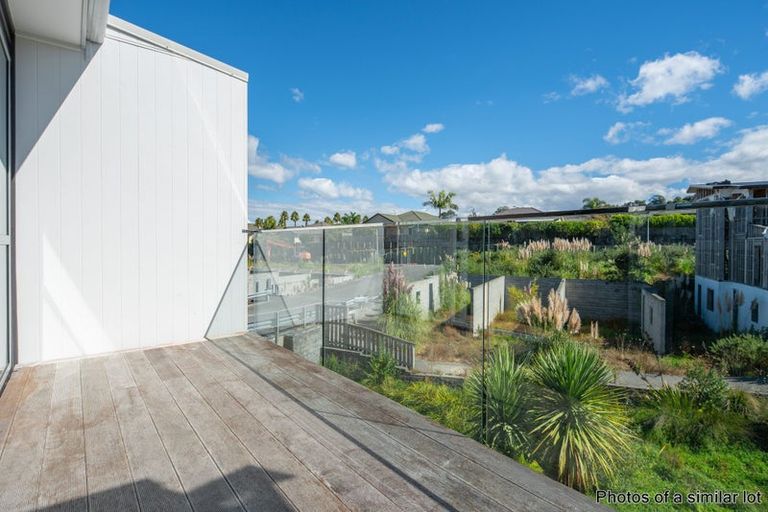 Photo of property in 5/10 Vinifera Place, Fairview Heights, Auckland, 0632