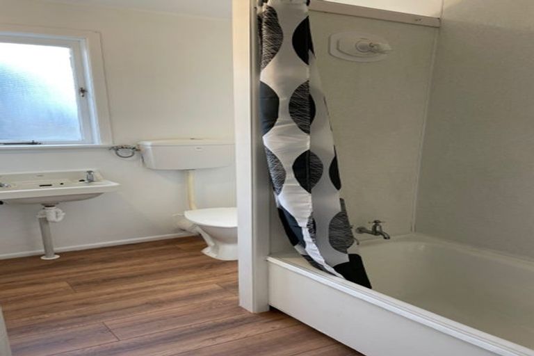 Photo of property in 3 Gloria Avenue, Te Atatu Peninsula, Auckland, 0610