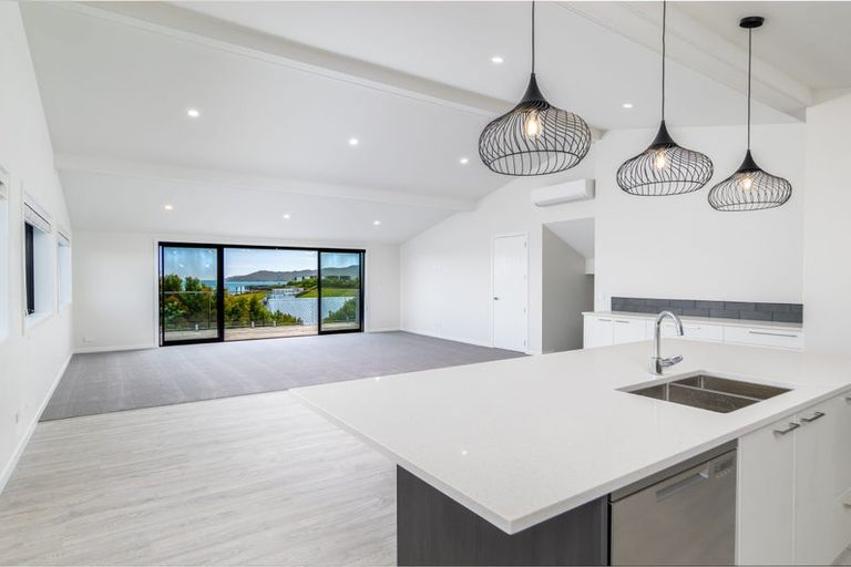 Photo of property in 77 Stratford Drive, Cable Bay, 0420