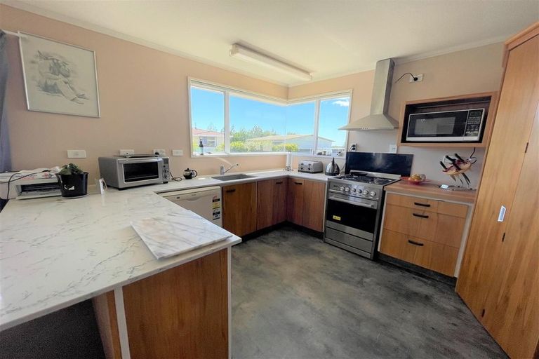 Photo of property in 19 Timaru Road, Waimate, 7924