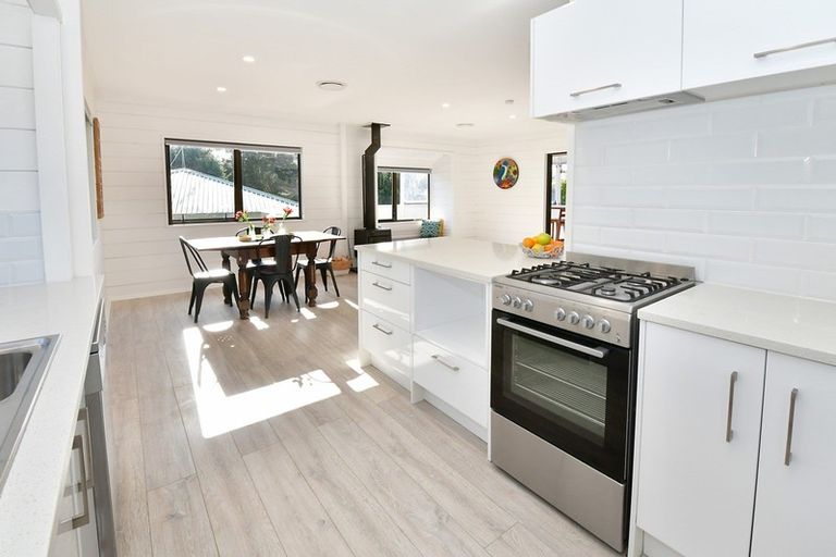 Photo of property in 30b Elliston Crescent, Stanmore Bay, Whangaparaoa, 0932