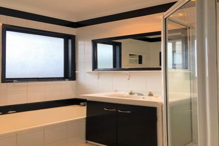 Photo of property in 27 Silverstone Place, Henderson, Auckland, 0612