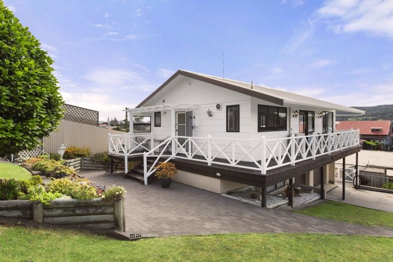 Photo of property in 51 Wallis Street, Raglan, 3225