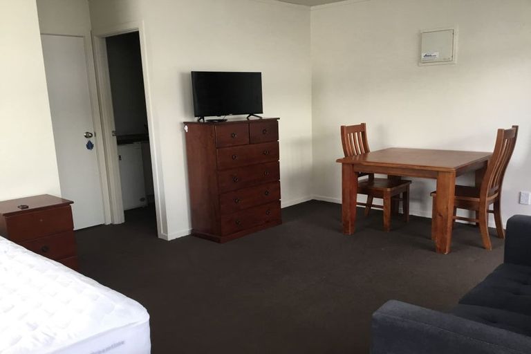 Photo of property in 8d Schnapper Rock Road, Schnapper Rock, Auckland, 0632