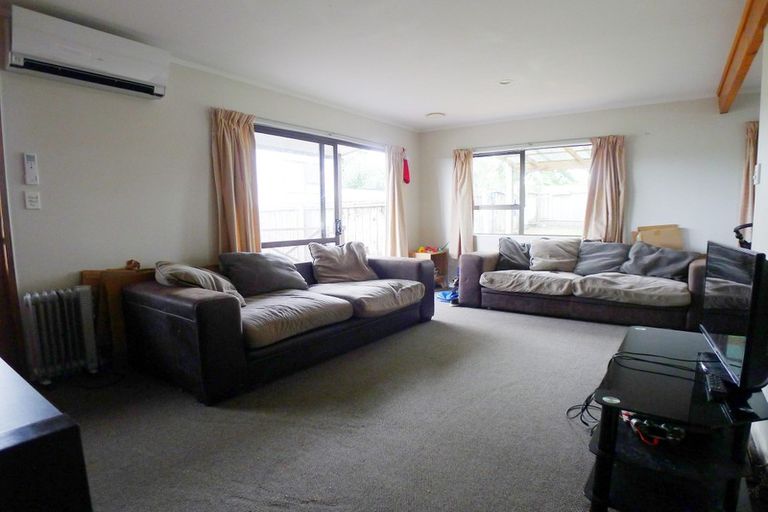 Photo of property in 1/23 Flaunty Place, West Harbour, Auckland, 0618